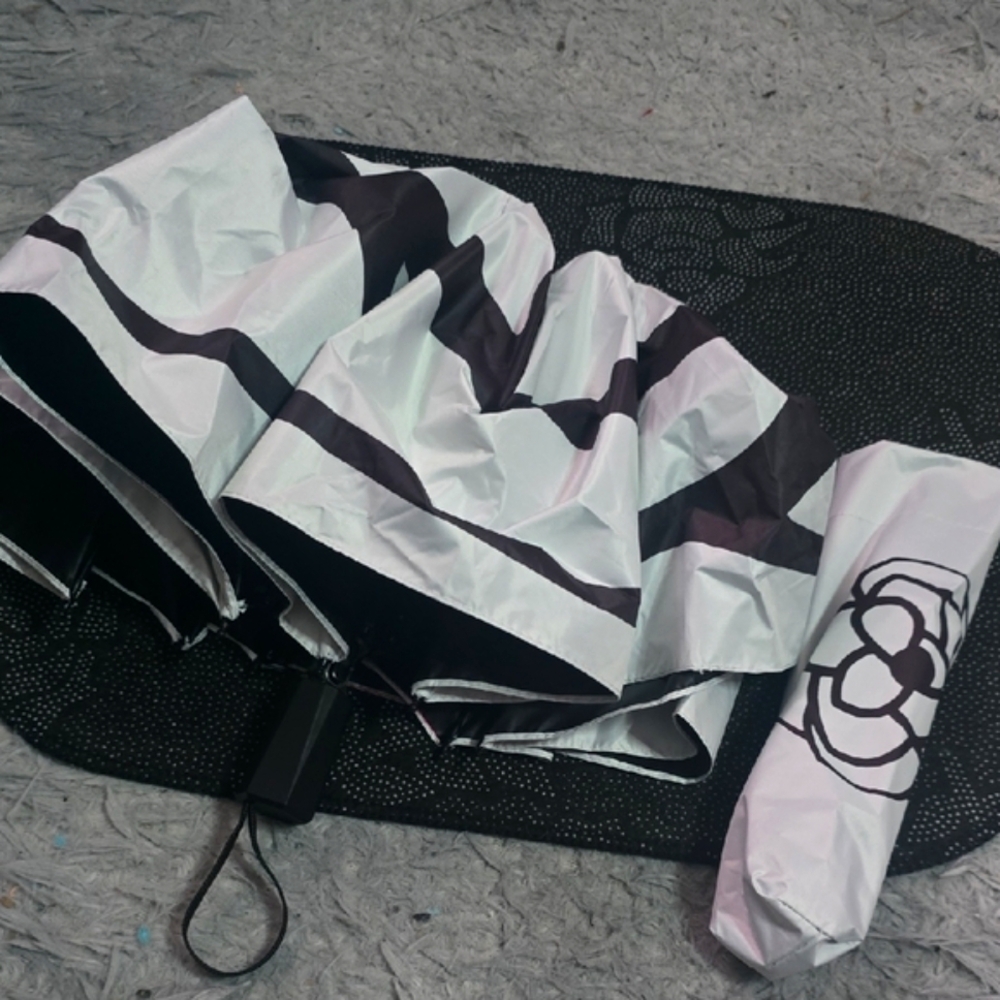 Camilla Flower White & Black Compact Umbrella (FITS 2)(LARGE/COMPACT)(NWOT)🖤✨️ - Picture 4 of 5